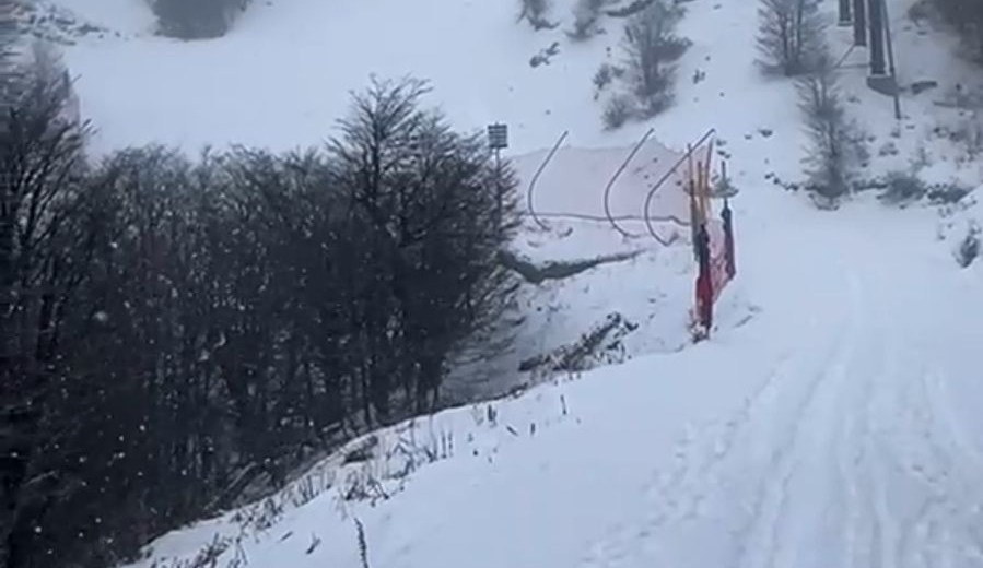 Nieve en el cerro catedral, en el último día de junio. Imagen print video