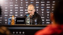 Imagen de Bielsa confirmó su salida de Uruguay y confesó: «Los jugadores no hicieron nada que me impida poder conducirlos»