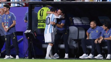 Video: la emoción de Lionel Scaloni que no se vio tras la salida de Messi en la goleada de Argentina