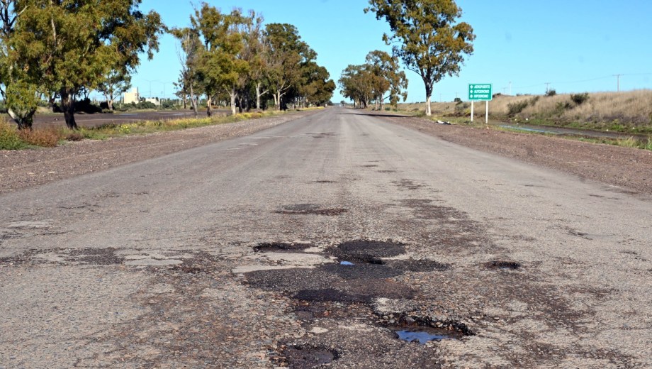 La Provincia licitará la repavimentación del acceso al aeropuerto. Foto: Marcelo Ochoa.
