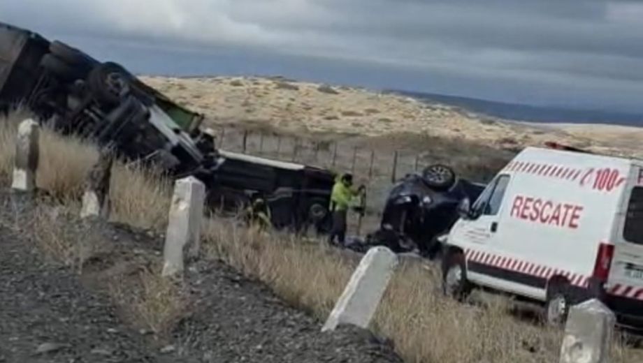 Un camión que transporta autos volcó en la Ruta 237 de Neuquén. Foto: Gentileza  Captura video. 