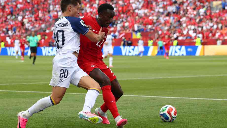 Bosnia sorprendió a Canadá en el primer tiempo. Bosnia-Herzegovina's forward #20 Esmir Bajraktarevic (L) fights for the ball with Canada's defender #22 Richie Laryea during the 2026 World Cup Group B football match between Canada and Bosnia and Herzegovina at the Toronto Stadium in Toronto on June 12, 2026. (Photo by Cole Burston / AFP)