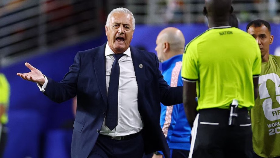 Alfaro jugó un partido aparte con toda la terna arbitral.