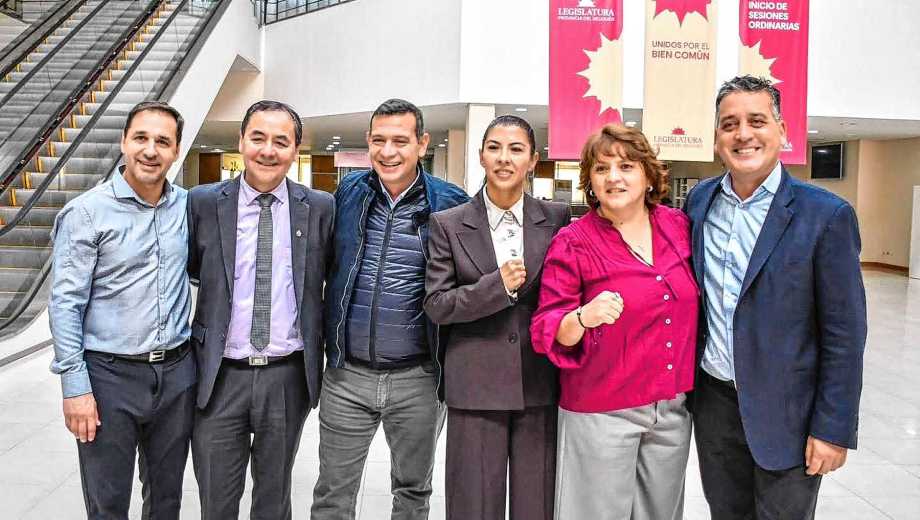 Los diputados Claudio Dominguez (MPN); Ernesto Novoa (Comunidad); Daniela Rucci (MPN); Paola Cabeza (MPN) y Gabriel Alamo (MPN) apoyaron a Banderet en la presentación. Foto: Genileza