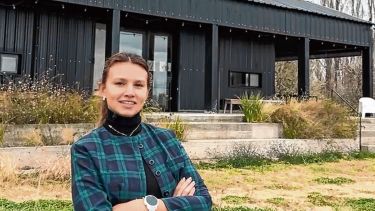 Luisina y el boom de su «Casa Granero»: cómo construyó en 4 meses su hogar en un paraíso rural de la Patagonia