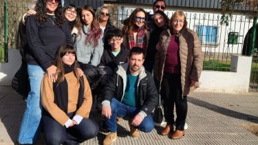 Una baldosa en memoria de Jorge Asenjo, un militante popular de Cinco Saltos desaparecido en dictadura