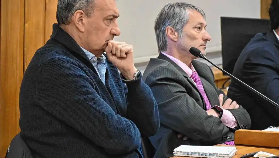 El fiscal Inti Isla tiene más tiempo para investigar las contrataciones directas hechas por la Municipalidad de Bariloche en la gestión del exintendente Gustavo Gennuso para el alquiler de maquinaria vial y camiones. (foto de archivo de Alfredo Leiva)