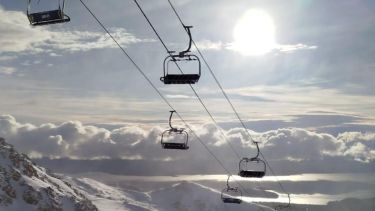 La fábrica de nieve ya trabaja en Cerro Catedral y suman un día más de apertura para peatones