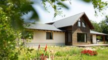 Imagen de Ema y Fito, los bioarquitectos de la Patagonia que  construyen casas de adobe, lana de oveja y madera: cómo son y cuánto cuestan