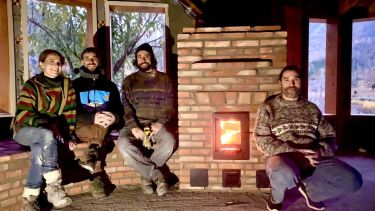 Ema y Fito, los bioarquitectos de Trevelin y Lago Puelo que construyen casas de adobe, lana de oveja y madera en la Patagonia