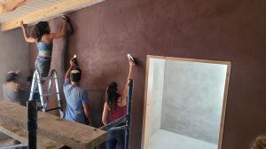 Bioarquitectura en la Patagonia: así construyen casas de madera, lana de oveja y adobe en dos paraísos de Chubut