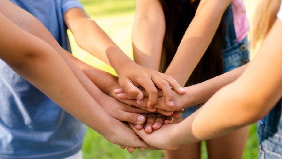 La joven impulsa un proceso judicial para recuperar el contacto con los niños con quienes compartió gran parte de su infancia.

