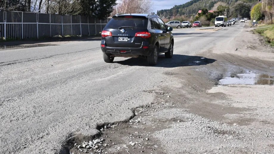 La avenida Exequiel Bustillo tiene 24 kilómetros de extensión y comunica el centro c con el Hotel Llao Llao, en el oeste del ejido de Bariloche. (foto de archivo de Alfredo Leiva)