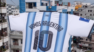 La locura de Bangladesh por Argentina: hicieron la camiseta más grande del mundo