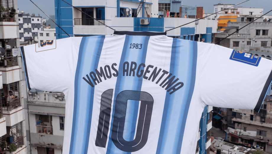 La camiseta de la Selección Argentina confeccionada por los fanáticos de Bangladesh. (Foto extraída de video: @AtaqueFutbolero)