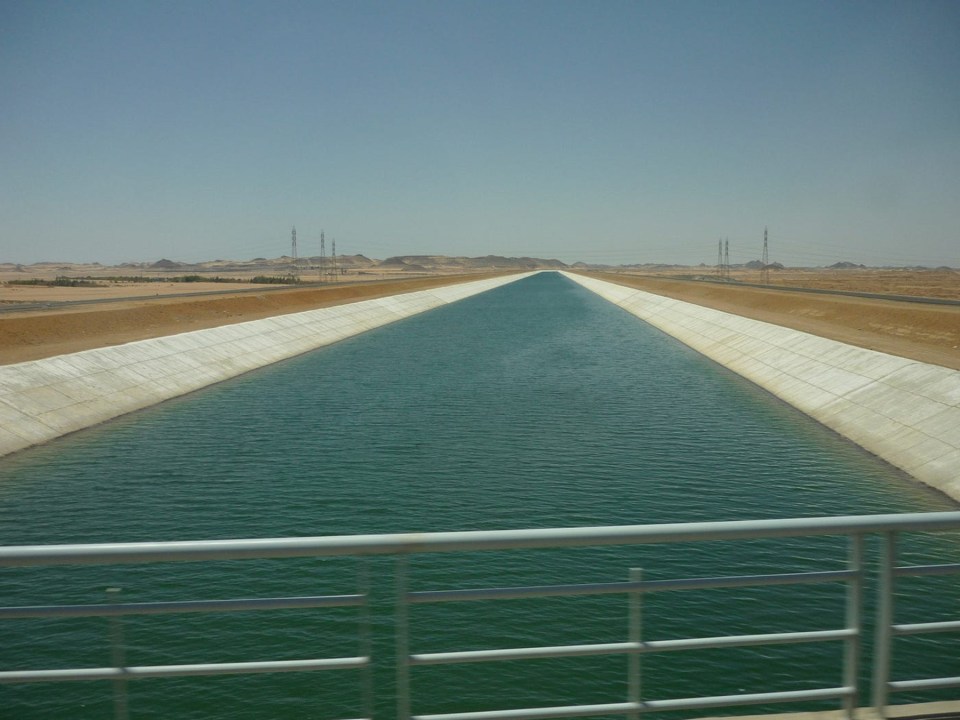 La producción de dátiles en medio del desierto solo es posible gracias al agua del río Nilo, que llega a través de gigantescas estaciones de bombeo y una red de canales.