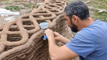 Imagen de Construyen en Córdoba la primera casa de barro de Sudamérica con impresión 3D