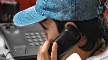 El regreso del teléfono fijo: el experimento de un grupo de familias para que sus hijos vuelvan a charlar
