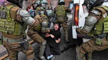 Marcha estudiantil contra los recortes de Antonio Kast terminó con incidentes y detenidos en Santiago