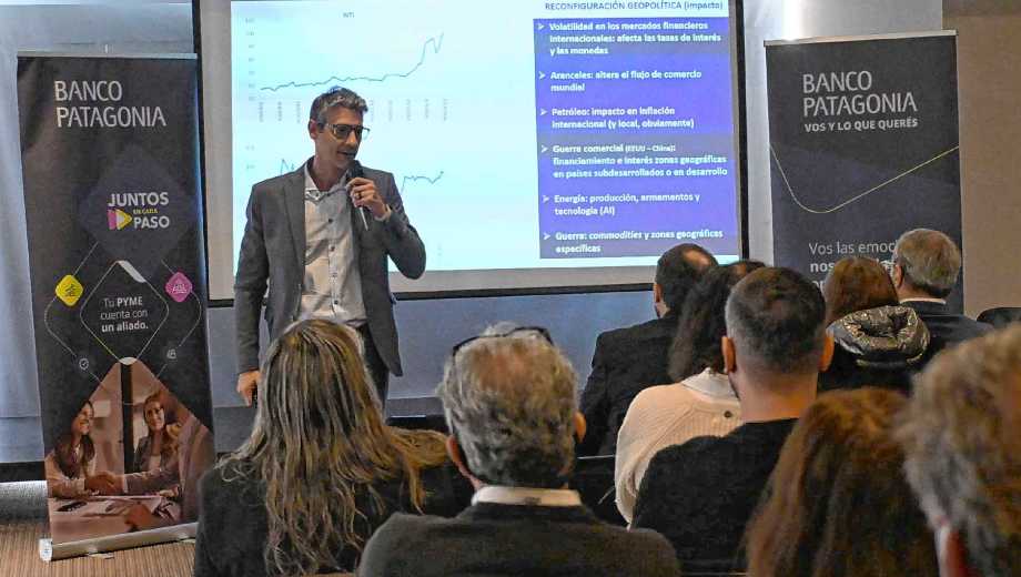Nicolás Caputo, economista jefe del Banco Patagonia, en su disertación sobre escenarios económicos.