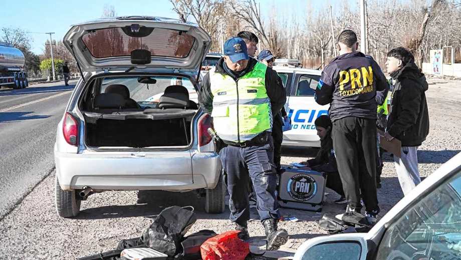 El operativo fue realizado por efectivos del Cuerpo de Seguridad Vial junto a personal de Toxicomanía y Criminalística sobre la Ruta Nacional 22. Foto Ceci Maletti.