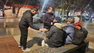 Ante la ola polar Cipolletti desplegó un operativo especial: duplicó viandas, reforzó recorridas y repartirá 40.000 bolsones de leña