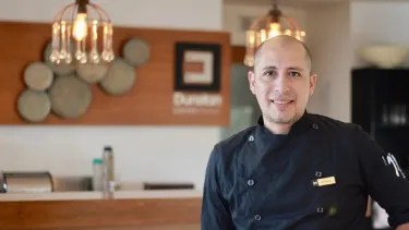 Picada Mundial: el chef Cristian Alfaro sale a la cancha con una versión bien neuquina