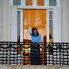 Imagen de Cristina Kirchner saludó desde el balcón a la militancia que marchó tras el banderazo en Parque Lezama