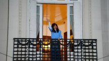 Imagen de Cristina Kirchner saludó desde el balcón a la militancia que marchó tras el banderazo en Parque Lezama