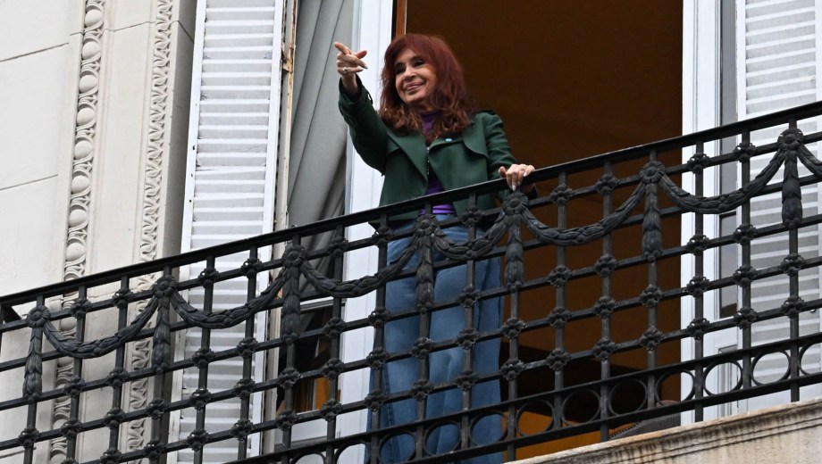 La ex presidenta Cristina Fernández de Kirchner saludó a militantes desde el balcón de su departamento en Constitución. Foto: Luis ROBAYO / AFP)