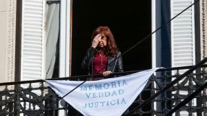 Último adiós a Taty Almeida: desde el balcón, Cristina Kirchner despidió a la referente de Madres de Plaza de Mayo