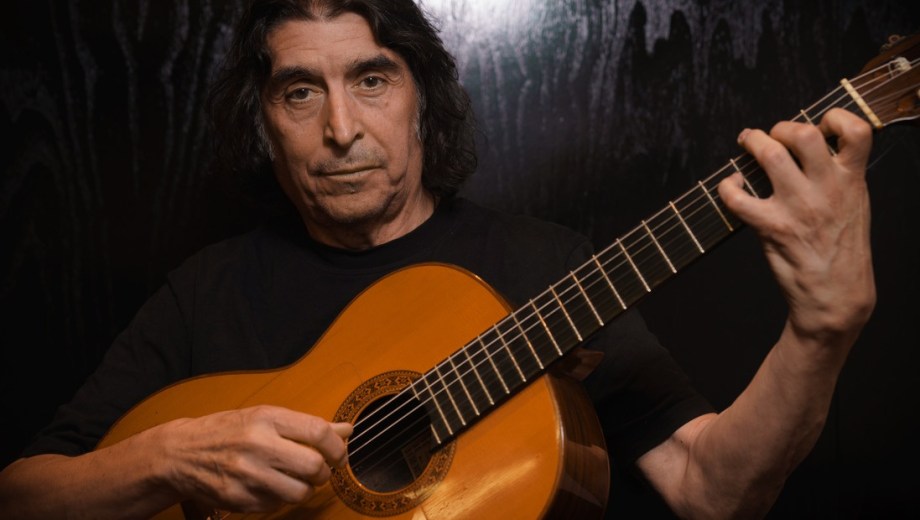 "No pienso tanto en tocar, sino en vivir la música. Y creo que cuando eso pasa, siempre pasa algo lindo", dice Luis Salinas.
