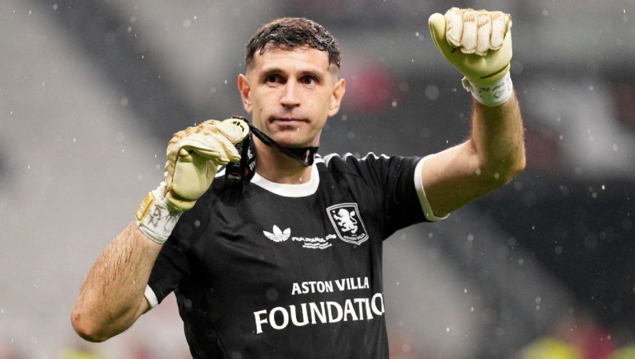 El Dibu salió campeón de la Europa League y cerró su mejor temporada con Aston Villa.