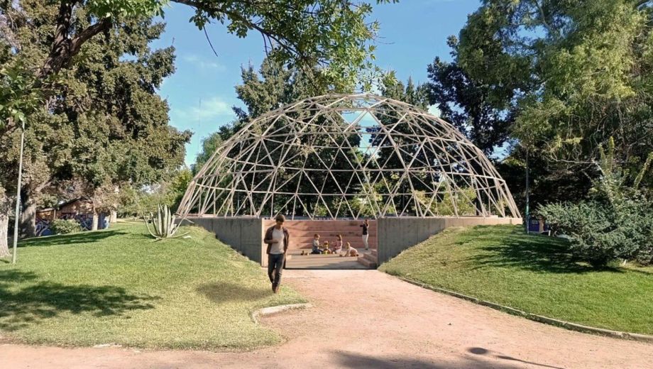 El domo geodésico metálico que cubrirá la totalidad del anfiteatro. Imagen: municipio de Cipolletti. 