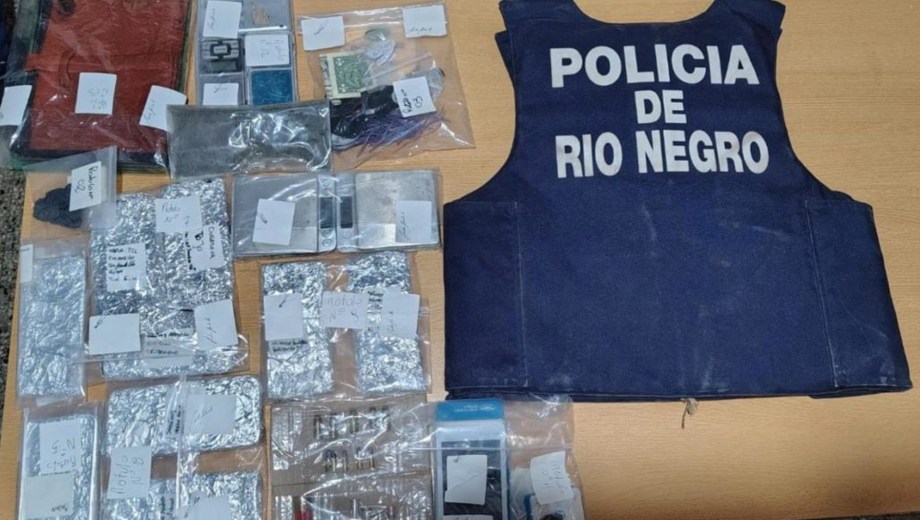 Personal especializado intervino en una vivienda donde se incautaron sustancias, dinero y distintos elementos de interés para la causa.
