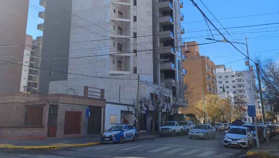 La caída se produjo en la fachada posterior. Bomberos rescataron al joven ingresando por una vivienda lindante.