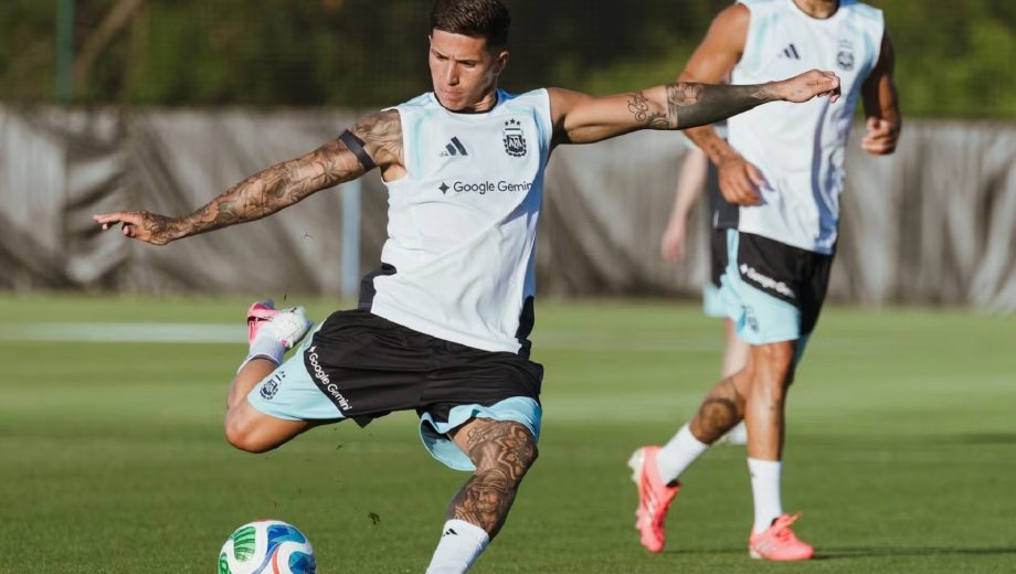 Enzo Fernández practicó en campo durante la segunda parte del entrenamiento.