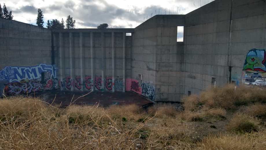 El gobierno de Bariloche dispuso retomar la obra en la estructura de hormigón, llamada popularmente  "elefante blanco", para lograr el Centro de Convenciones.  