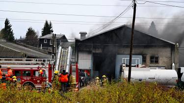 Un incendio en un taller mecánico causó preocupación en Bariloche