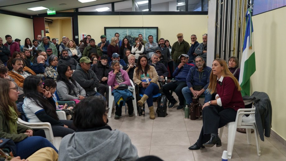 La intendenta de Roca, María Emilia Soria, mantuvo un encuentro con militantes y dirigentes peronistas en Bariloche. (foto Marcelo Martinez)