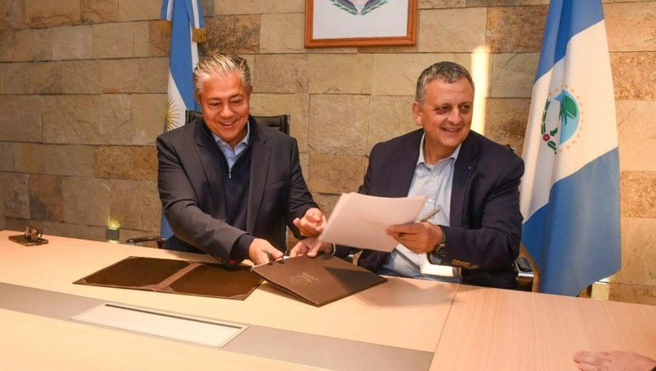 Rolando Figueroa y Horacio Marín se encuentran frecuentemente como cuando firmaron la adhesión a las becas Gregorio Alvarez (Gentileza prensa YPF)
