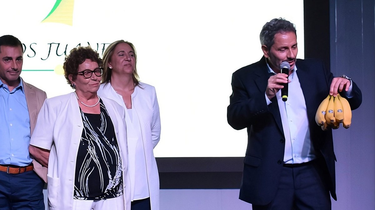 A la derecha, Franco Sibilia. En sus manos, las protagonistas de su historia y de su éxito: las bananas.