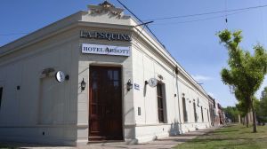 Así convirtió una maestra jardinera un antiguo almacén de ramos generales en el primer hotel del pueblo