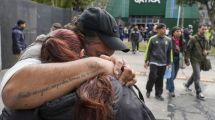 Imagen de «Hermanados por la belleza»: una fila de 70 cuadras y cerca de 15 mil personas por hora despiden al Indio Solari