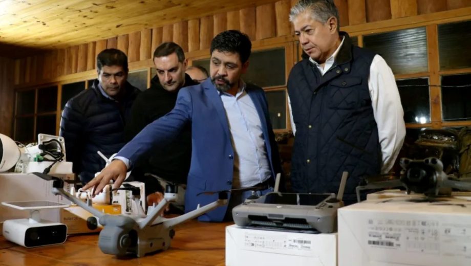 El gobernador Rolando Figueroa entregó equipamiento para mejorar el control de la caza y la pesca ilegal (Neuquéninforma)