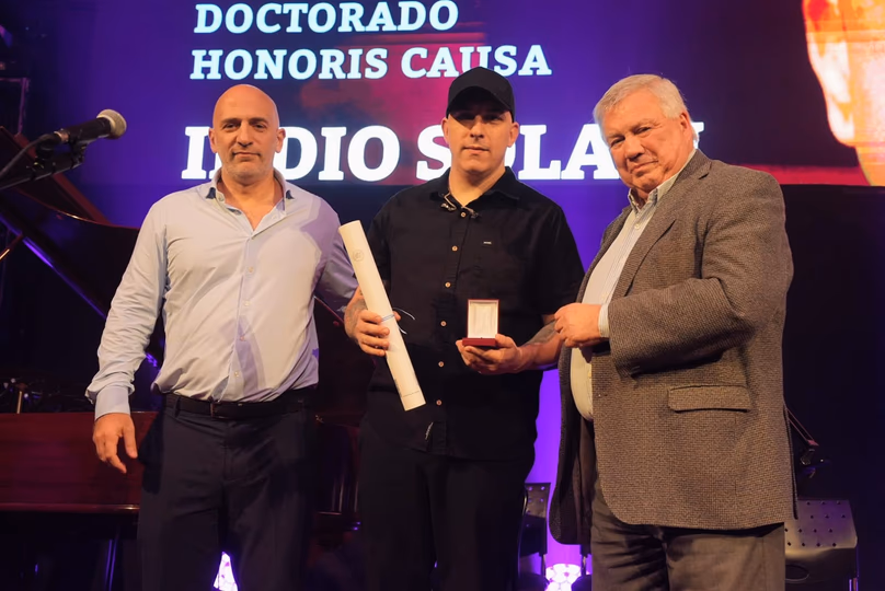 Días antes de su muerte, la UBA le entregó al Indio Solari el doctorado honoris causa