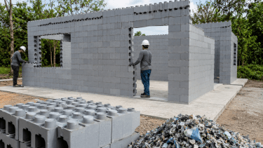 Las casas que se construyen en solo 5 días: cómo funcionan los ladrillos hechos con plástico reciclado