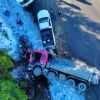Imagen de Un camión volcó por el hielo negro sobre la Ruta 13 en Villa Pehuenia: el conductor fue rescatado por bomberos