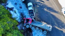 Imagen de Un camión volcó por el hielo negro sobre la Ruta 13 en Villa Pehuenia: el conductor fue rescatado por bomberos