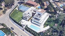 Imagen de Así es el refugio de Lionel Messi en Barcelona: jardines, cancha de pádel y arquitectura integrada al paisaje